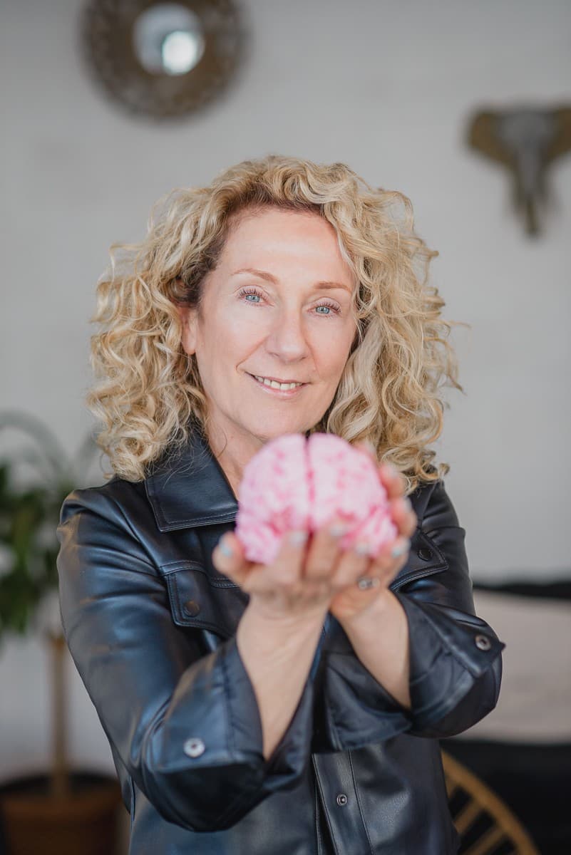 Myri Silber sosteniendo un modelo de cerebro