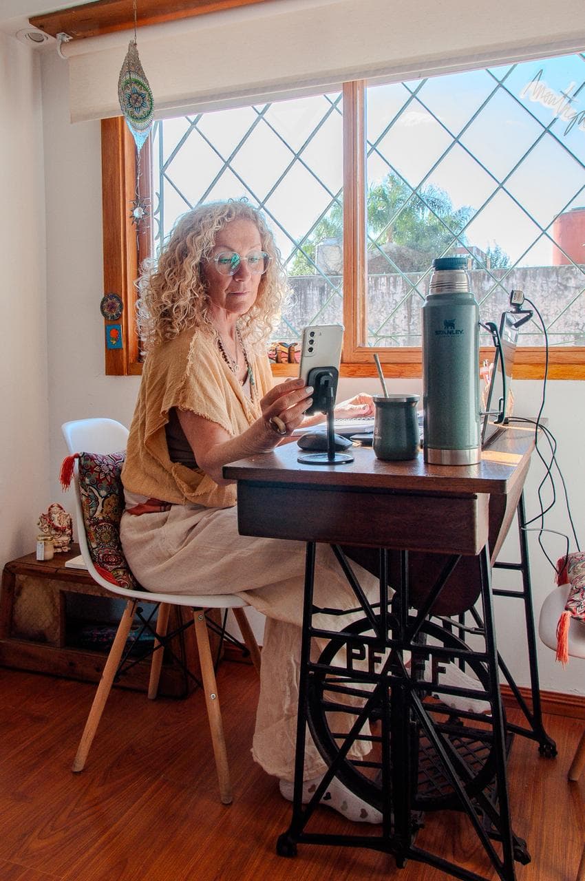 Myri Silber trabajando en su escritorio